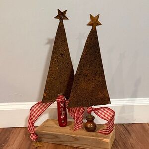 Vintage Rustic Star-Topped Holiday Christmas Tree Decor with Red Gingham Accents